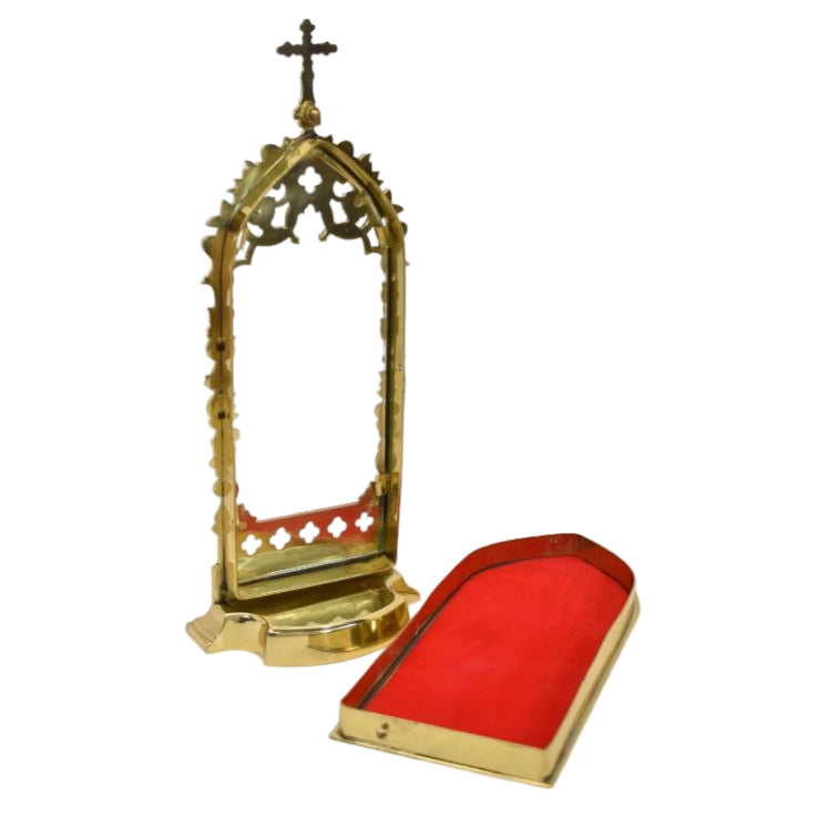 gold plated relic house with a large glass opening on the front and red velvet wall on the back. Door is removable. Can fit multiple relics inside.
Shown with back door removed.